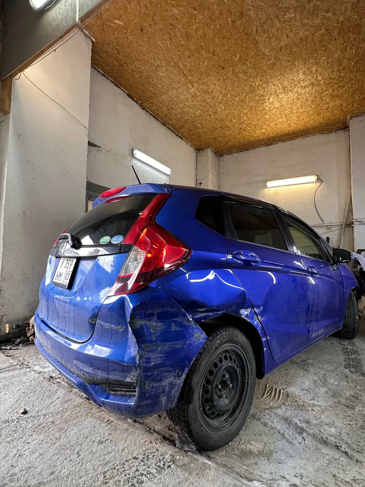 Синяя Honda Fit до ремонта: помятое заднее крыло и бампер после ДТП