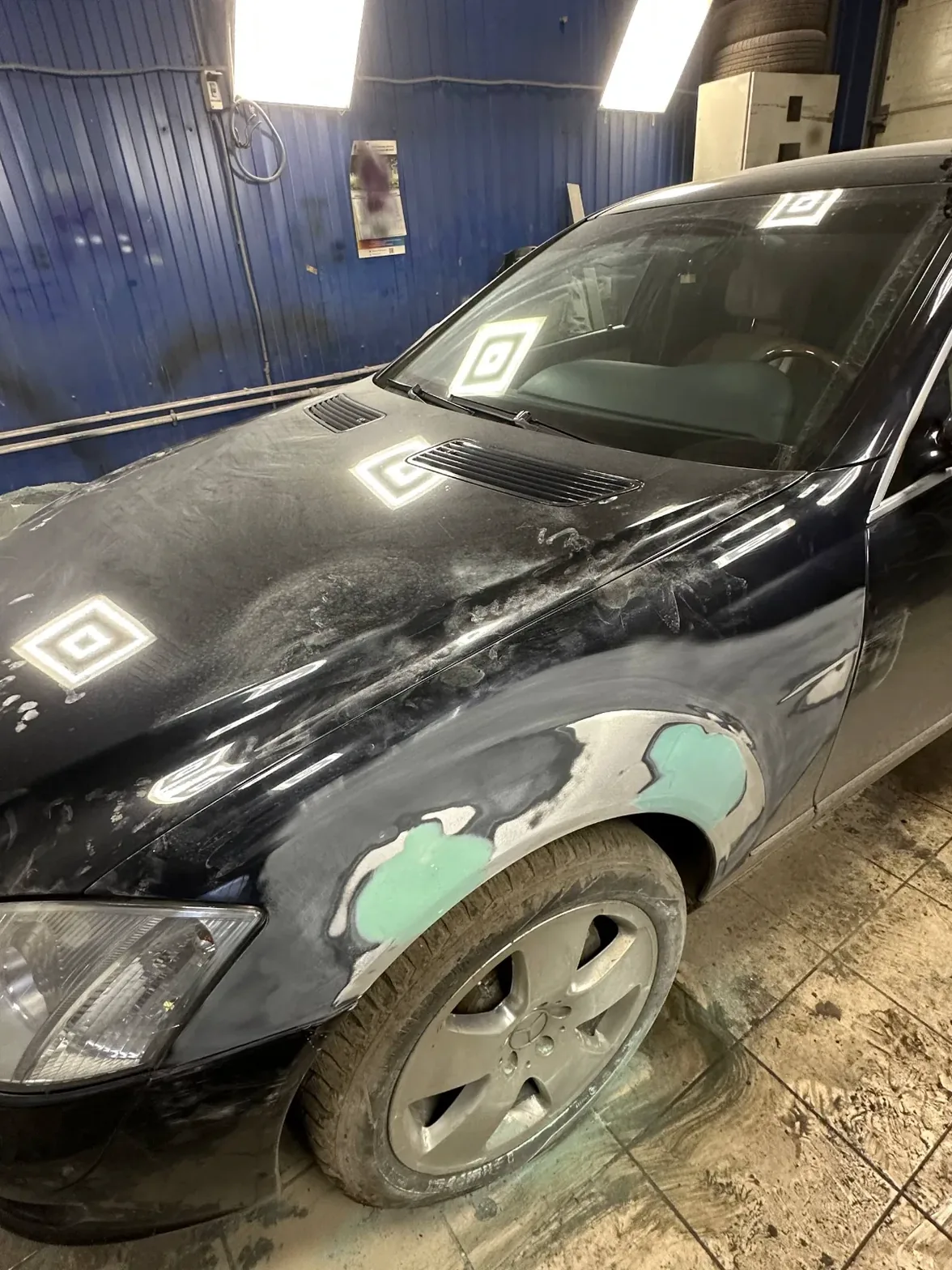 Переднее крыло Mercedes S-класса до ремонта: шпатлёвка и следы коррозии