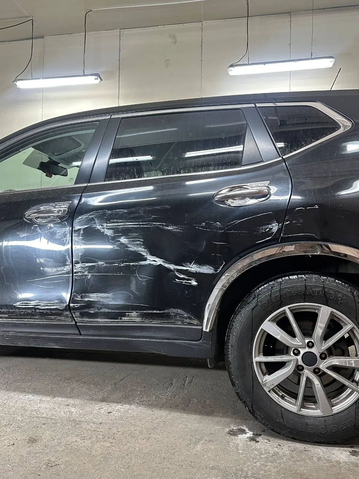 Nissan X-Trail до ремонта: вмятины и царапины по всей левой стороне